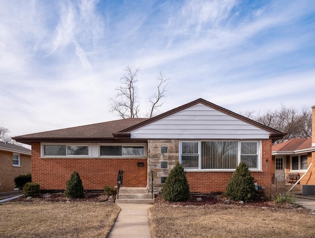 view of front of home featuring a front lawn