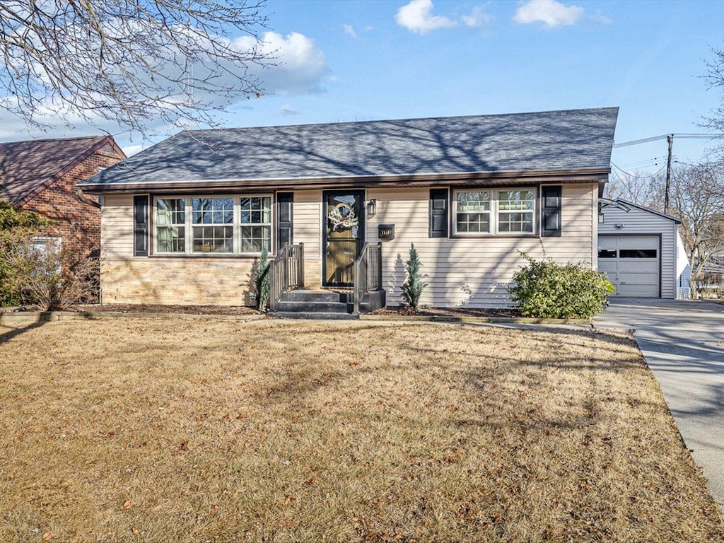 ranch-style house featuring a front lawn