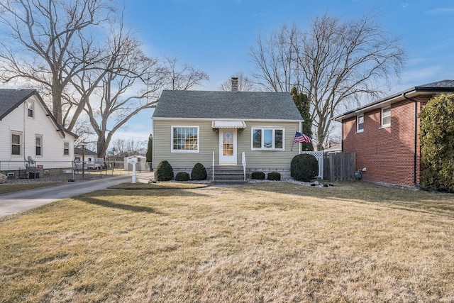 bungalow-style house featuring a front lawn