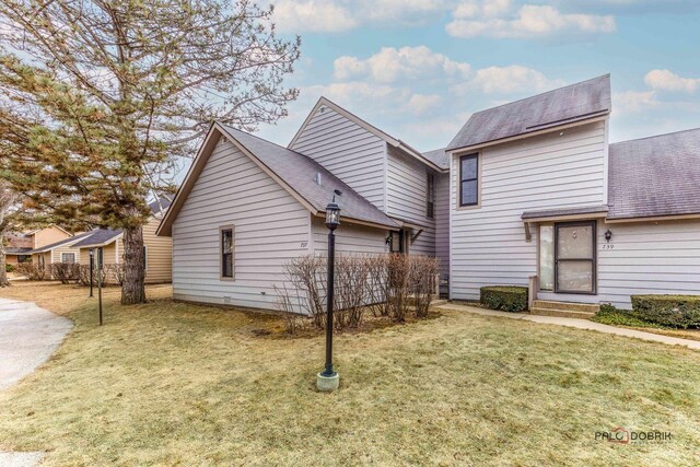 view of front of house with a front lawn