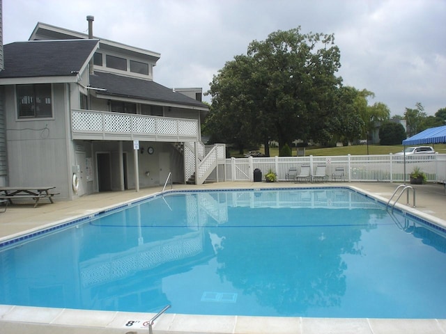 view of swimming pool