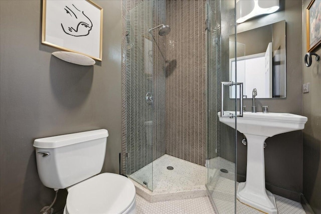 bathroom featuring a tile shower and toilet