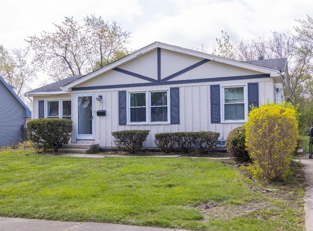 view of front of home featuring a front yard