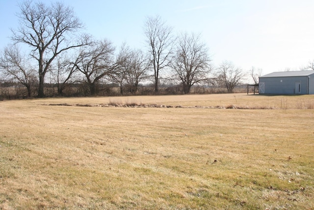 view of yard featuring a rural view