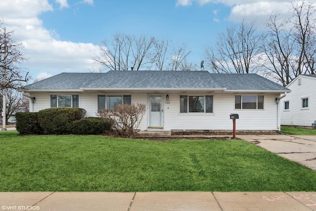 ranch-style house featuring a shingled roof and a front yard