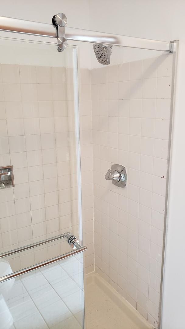 bathroom with a tile shower