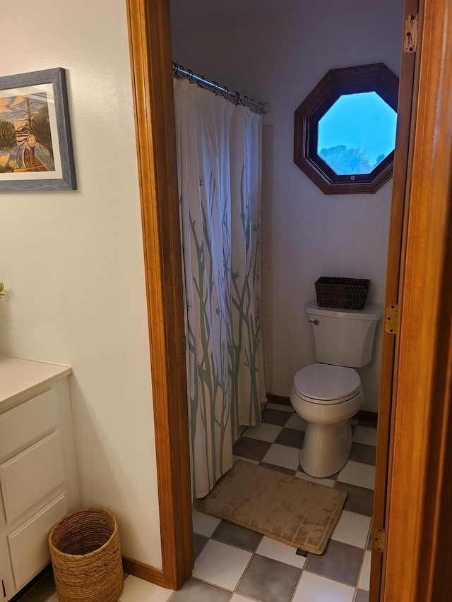 bathroom with vanity, curtained shower, and toilet