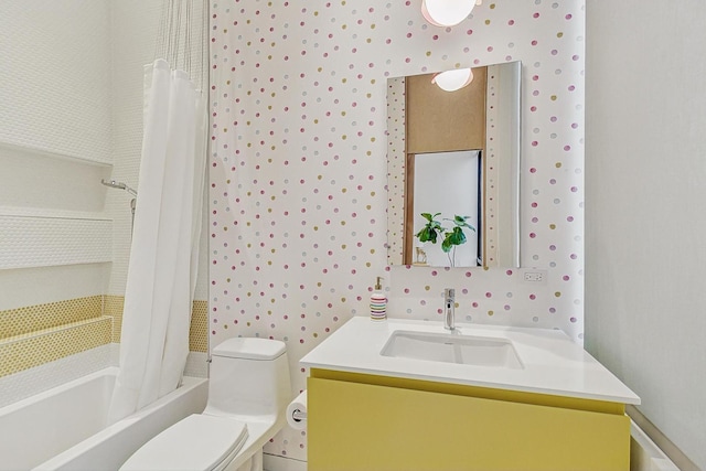 full bathroom with toilet, shower / tub combo with curtain, vanity, and wallpapered walls