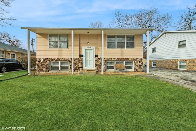 split foyer home featuring a front yard