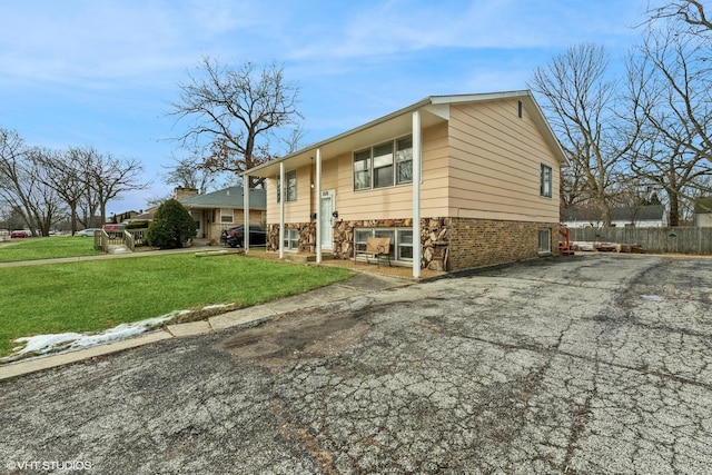 bi-level home featuring a front yard