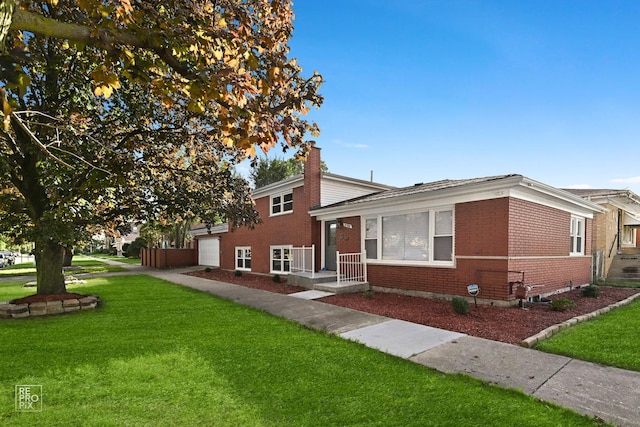 tri-level home featuring a front lawn