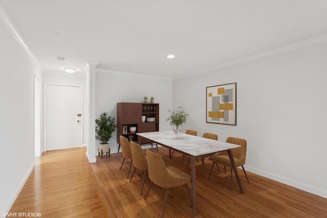 dining area featuring recessed lighting, light wood-style flooring, baseboards, and ornamental molding