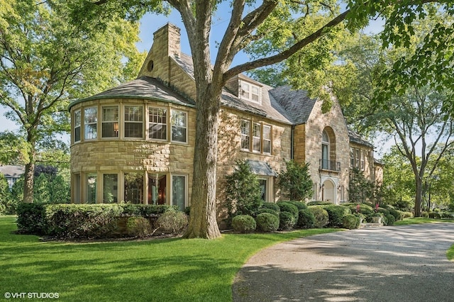 view of front of home featuring a front lawn