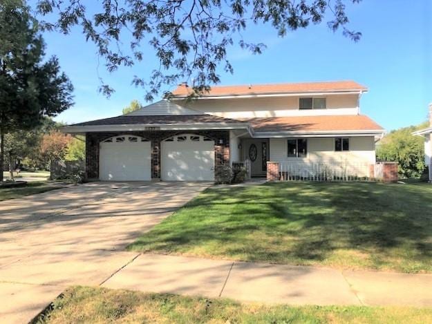 view of front facade featuring a garage and a front lawn