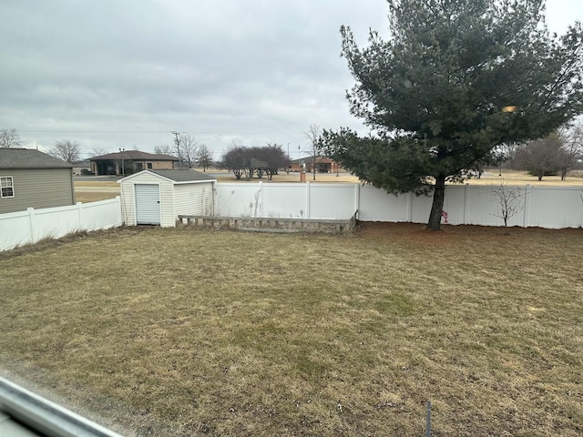 view of yard featuring a shed