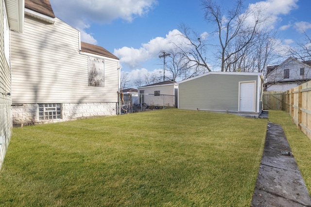 view of yard with an outdoor structure