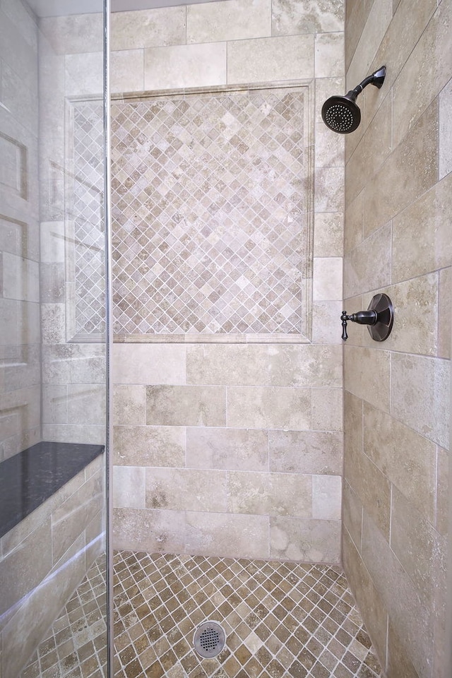 bathroom featuring a tile shower