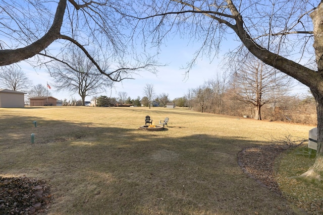 view of yard featuring a fire pit