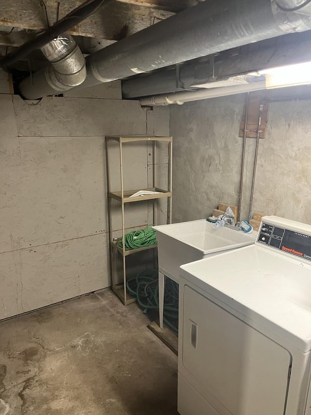 clothes washing area with washer / dryer and sink