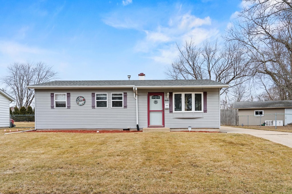 view of front of house with a front lawn