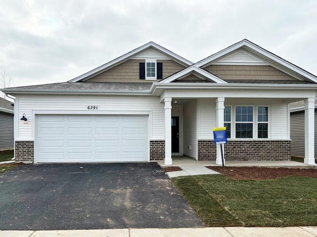 view of front facade featuring a garage and a front lawn