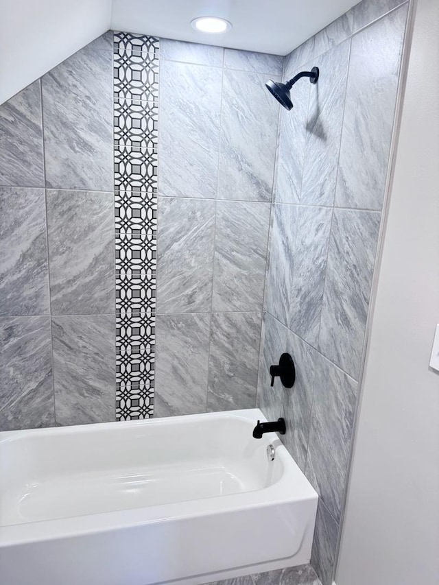 bathroom featuring tiled shower / bath