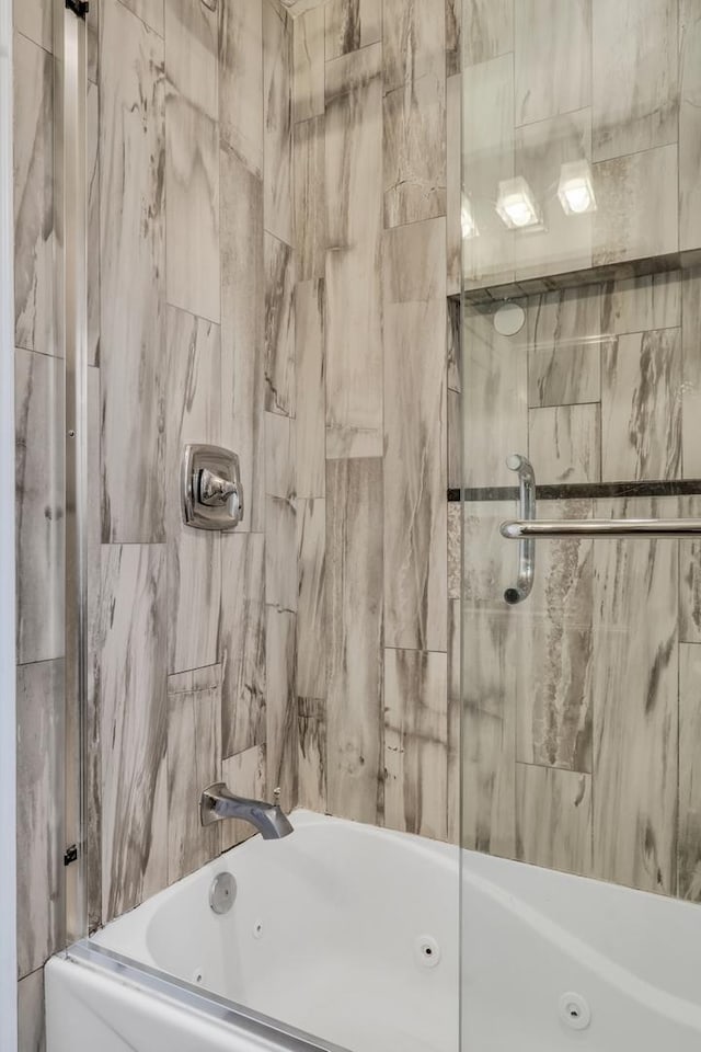 bathroom with combined bath / shower with glass door