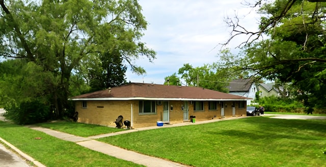 back of house featuring a yard