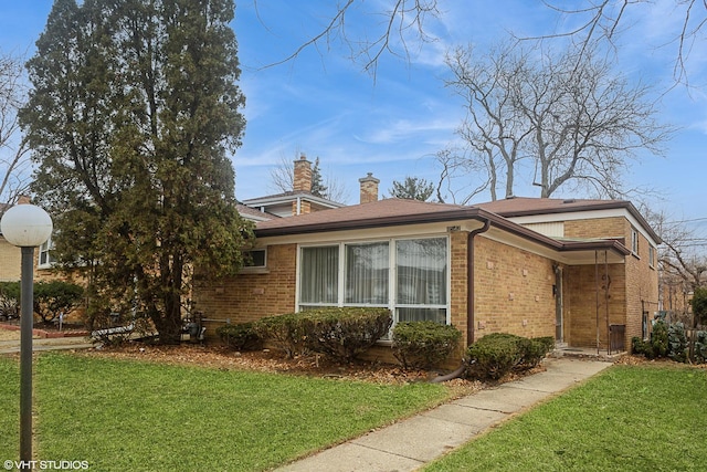 view of front facade featuring a front lawn