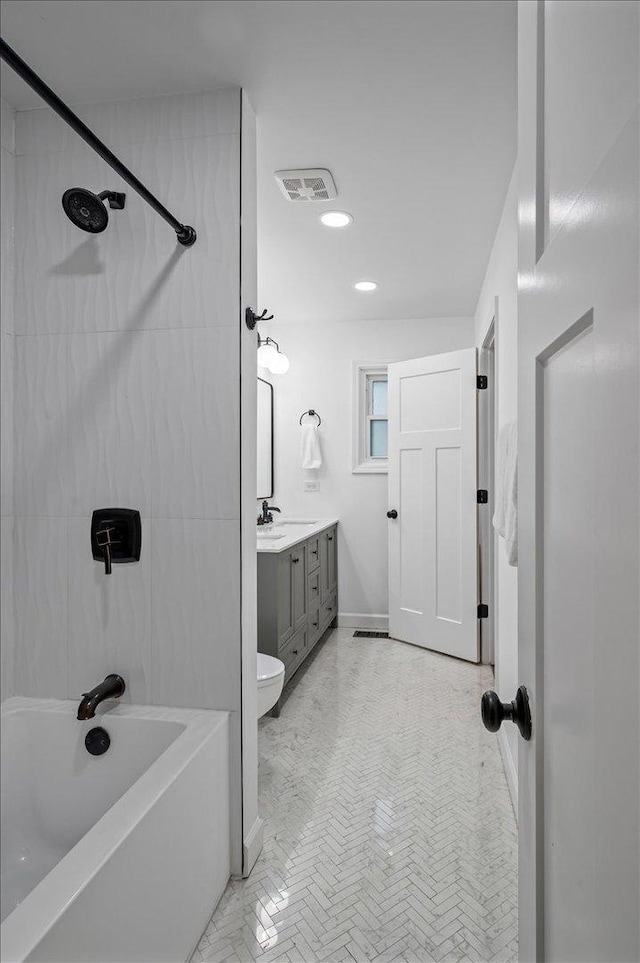 bathroom with vanity and tiled shower / bath