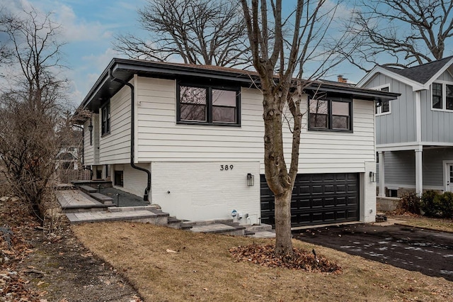 view of front facade featuring a garage