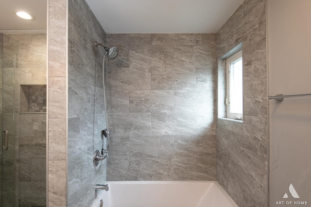 bathroom featuring tiled shower / bath