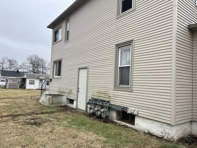 view of side of property featuring a lawn