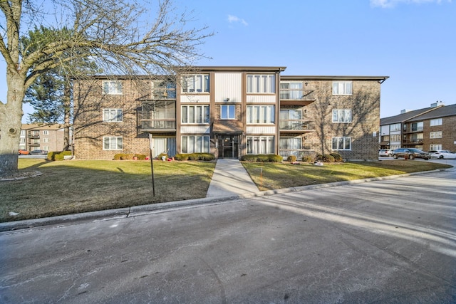 view of front of home featuring a front lawn