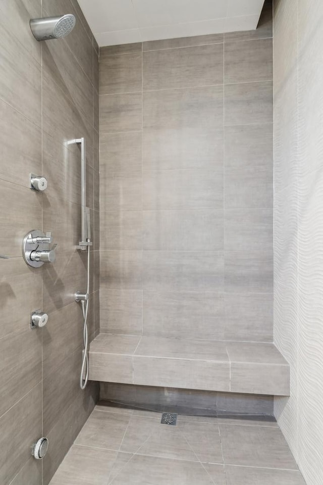 bathroom featuring a tile shower