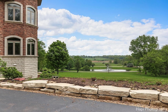 view of yard featuring a water view