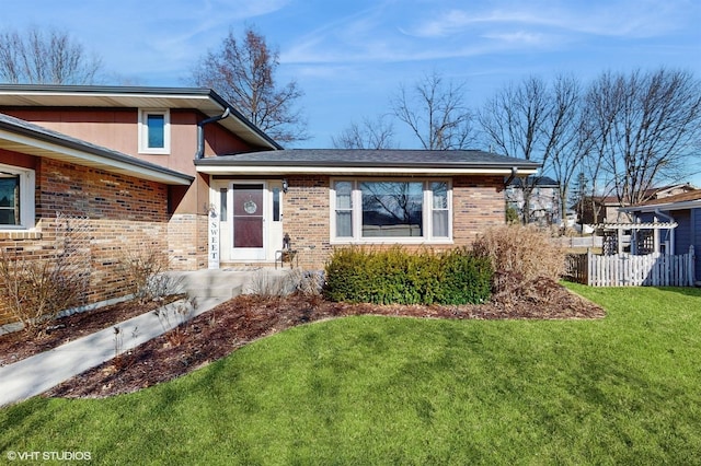 view of front of property featuring a front lawn