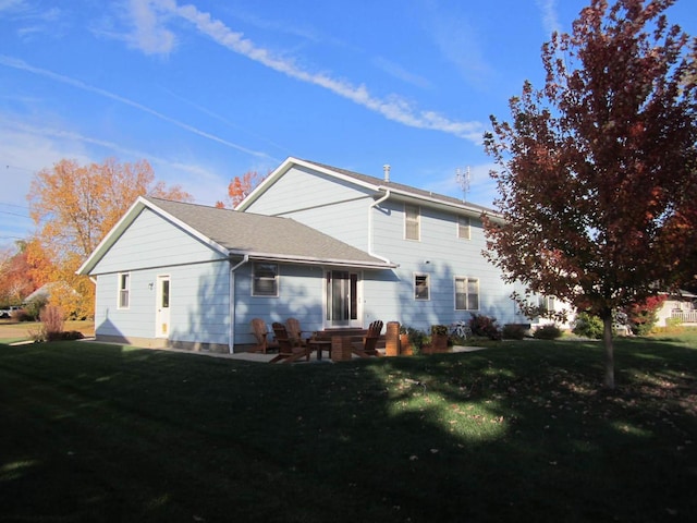 back of house featuring a lawn