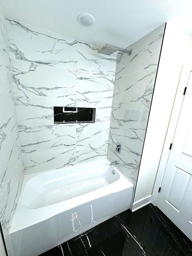 bathroom featuring tiled shower / bath combo