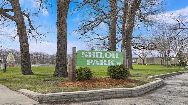 community sign featuring a yard