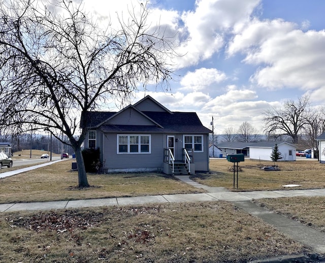 bungalow featuring a front lawn