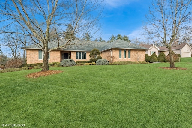 ranch-style house featuring a front lawn