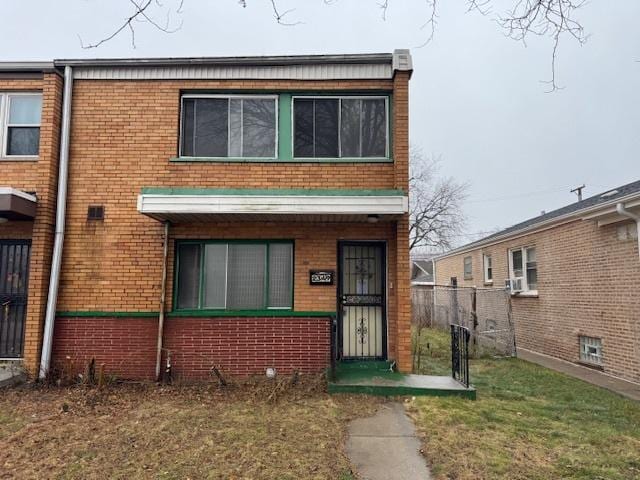 view of front of home featuring a front yard