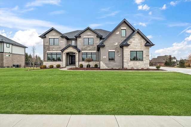 view of front of property featuring a front yard