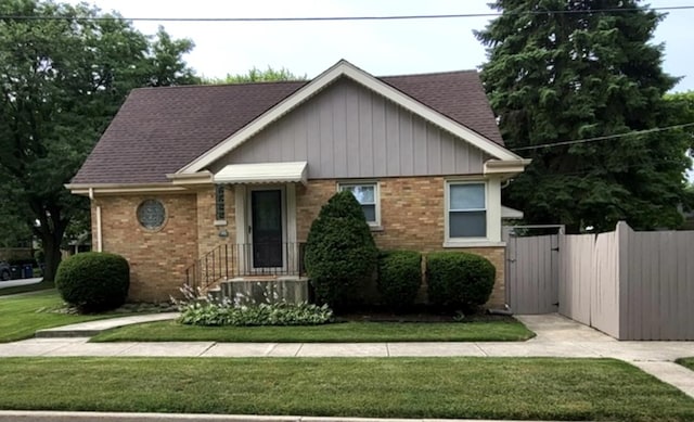 view of front of house featuring a front yard