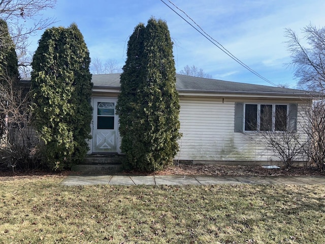 view of front facade featuring a front lawn