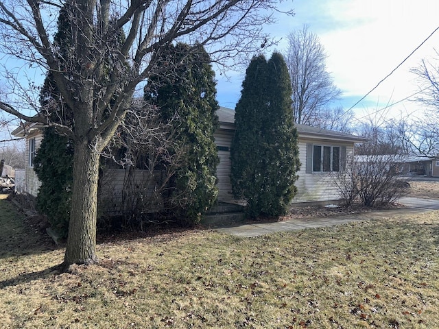 view of front of house featuring a front yard