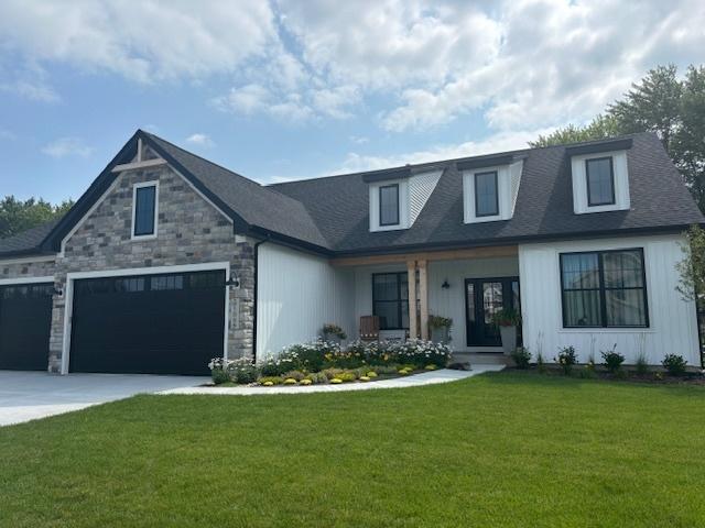 view of front facade featuring a garage and a front yard