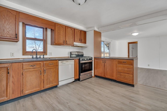 kitchen featuring sink, dishwasher, gas stove, kitchen peninsula, and light wood-type flooring