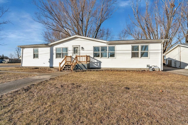 view of front of property featuring a front yard